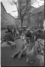 MIRKĻI UGUNSKURA ATBLĀZMĀ