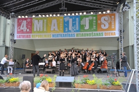 PILSĒTA ZIEDOŅA KRĀSĀS