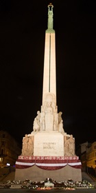 Svinīgais  pasākums  pie Brīvības pieminekļa par godu Latvijas Republikas proklamēšanas 96. gadadienai