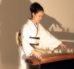 SKANĒS JAPĀŅU TRADICIONĀLAIS MŪZIKAS INSTRUMENTS KOTO